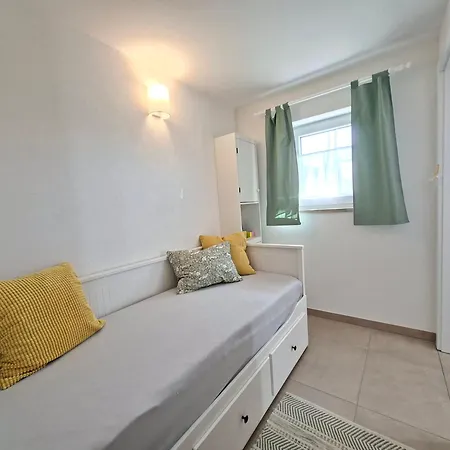 Luise Unterhalb Der Burg *