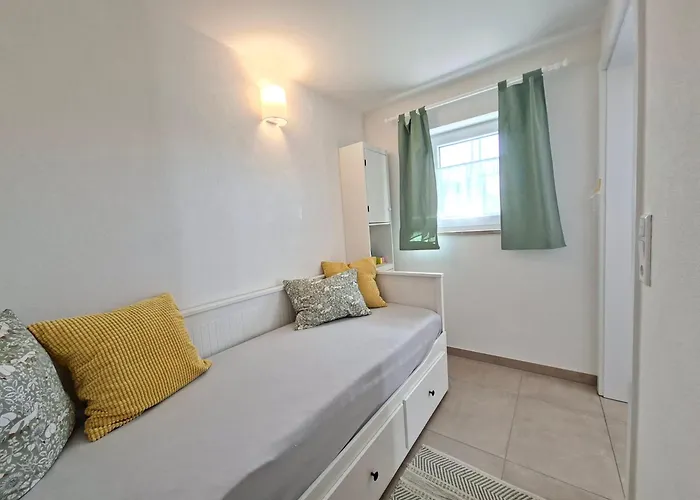 Luise Unterhalb Der Burg *